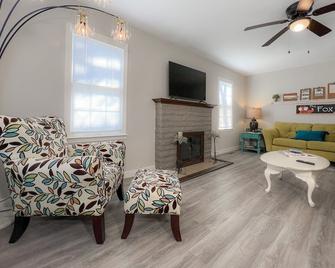 The Fox Den, Pet Friendly, Broadband Wifi, Great Location - Ponca City - Living room