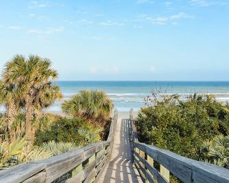 Beautifully updated bright and cheery 2nd story condo near pool beach access- SC261 - New Smyrna Beach - Balcony