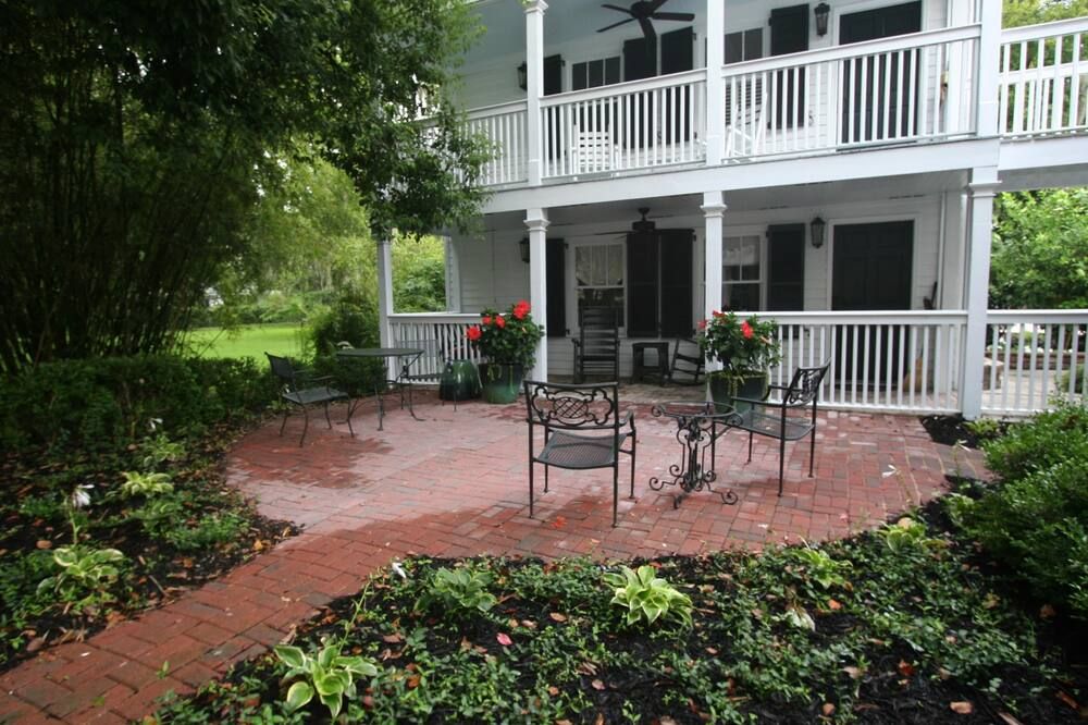 Patio view of Carriage House under Live Oaks In Historic Downtown Beaufort with Patio Garden