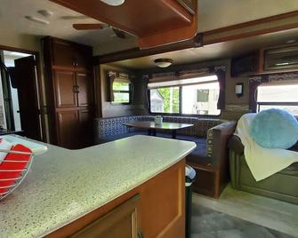 Travel trailer in a rustic setting, 1/4 mile from State Park Entrance - Silver Lake