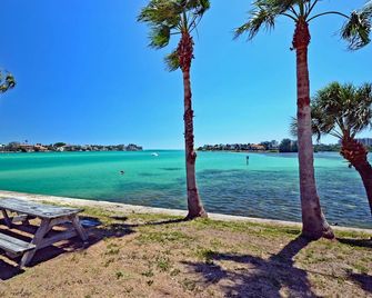 Romantic Lakefront Two bedroom unit W/ access to Heated Pool and More - Siesta Key - Strand