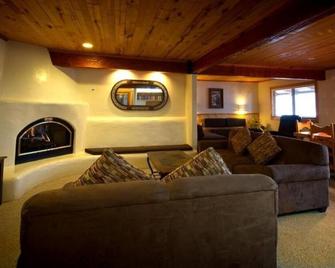 Sitzmark Sports Lodge - Red River - Living room