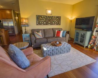 FisherBros flats 203 - Astoria - Salon