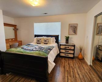 Lost World Lodge - Your Jurassic Park Vacation Rental - Sutherlin - Bedroom