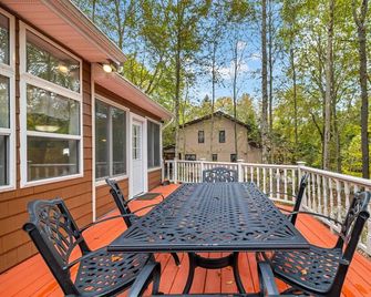 Spacious House, Hot Tub, Firepit, Fireplace, Large Deck, Wi-Fi, Bbq, 70' Tv - Pocono Pines - Balcón