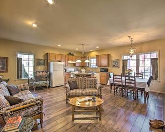 Unique Townhouse in Bavarian-Style Neighborhood! - Reinholds - Sala de estar