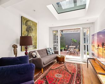 Stylish Inner-City Terrace Home with Rooftop Deck - סידני - סלון