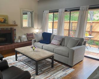 Townhome in Magical Ojai - Ojai - Living room