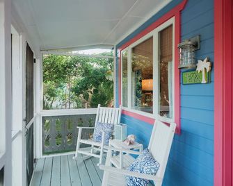 Sunny Delight 2 bdrm cottage with boat lift and private dock - Hope Town - Balkong