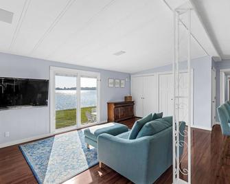 Bluegill Cottage-Pure Michigan lakefront getaway awaits! - Waterford - Sala de estar