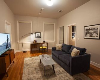 Greyhound Inn - Deluxe King Suite - Tyler - Living room