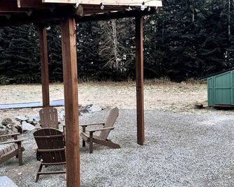 Remodeled cabin w/ Hot Tub, Bunk house on 2 acres! - Randle - Patio