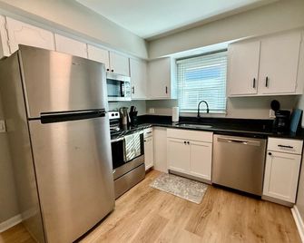 Joslyn 5-One Bdrm Walk To Unmc - Omaha - Kitchen