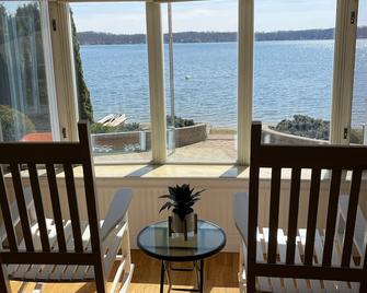 Beautiful lakehouse directly on all sports lake. Stunning views!!58ft frontage. - Onsted - Balcony