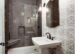 Renovated urban hideaway near Findlay Market & OTR - Cincinnati - Bathroom