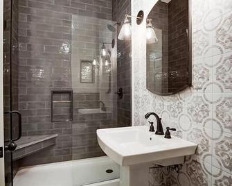 Renovated urban hideaway near Findlay Market & OTR - Cincinnati - Bathroom