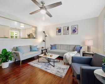 Modern Cozy Home only 2 miles to Downtown - Raleigh - Living room