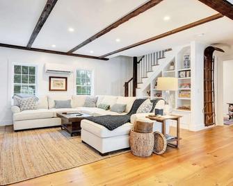 Pet-Friendly, 3br Heart Of Vt | Hillside Farmhouse - Hartford - Wohnzimmer
