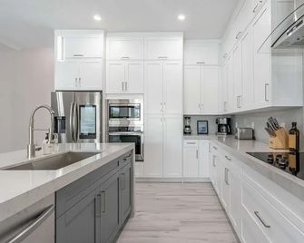 Sparkling new Vanderbilt Beach luxury escape - Naples - Kitchen