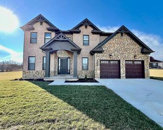 Luxury Home Incredible master suite Liberty Twp OH - Middletown - Building