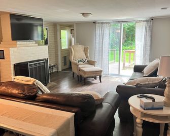 Cozy and private countryside cottage in Newfield. Pet-friendly! - Newfield - Living room