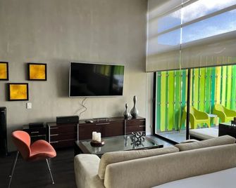 Bee Suites Santa Ana - Santa Ana