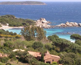 Quiet Apartment Surrounded By Nature Ideal For Enjoying The South Of Corsica - Figari - Building