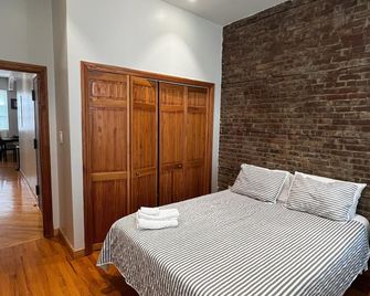Amazing 2 Br Brownstone Apt. - Brooklyn - Bedroom