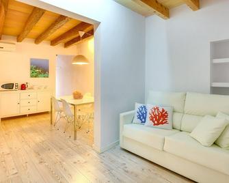 Urban Suites Palma - Turismo de Interior - Пальма - Вітальня