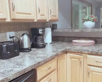 Quiet Cozy Stay Spacious Home Near Beach & Shops - Hamden - Kuchnia