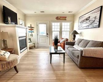 Cozy, convenient poolside by canal and beach .9 m Downtown shops and eateries - Grand Haven - Living room