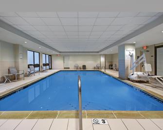 Holiday Inn Express & Suites Cincinnati Riverfront, An IHG Hotel - Covington - Zwembad