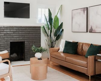 Stylish Family/Pet Friendly Cottage in Coveted Clark Park with Fenced In Yard - Champaign - Living room