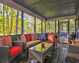 Lake Harmony Resort Home with Deck and Fire Pit! - Lake Harmony - Living room