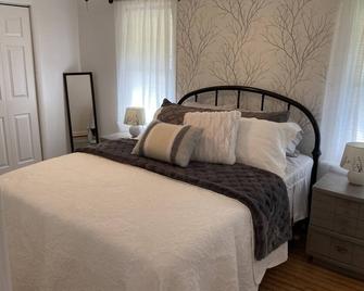 Our Wrens Nest is a tiny, cozy home that immediately feels like home - New Holland - Slaapkamer