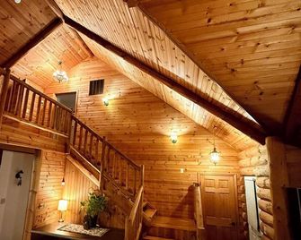 Serene Log Cabin Forest Retreat - LaPorte - Escaleras