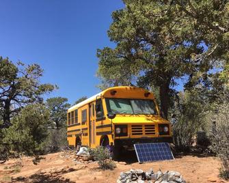Hilltop School Bus with fire pit - Monticello - Bâtiment