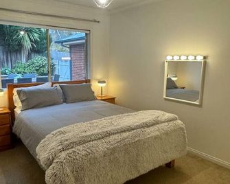 Retreat with Panoramic Hills View - The Basin