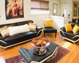 Super Clean 2br Unit Located Near Downtown & Shopping Mall - Tukwila - Living room