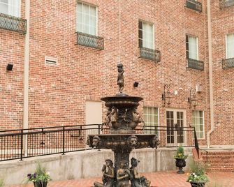 Chateau Saint Denis Hotel - Natchitoches