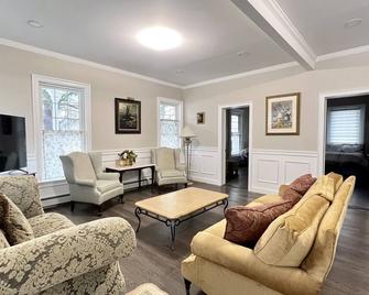 Newly Renovated Lovely 5-bedroom in East Durham - East Durham - Sala de estar