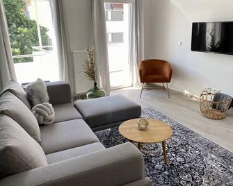 discovAIR - Eisenach Karl14 - Vollausgestattete Apartments mit Netflix in der Fussgängerzone - Eisenach - Living room