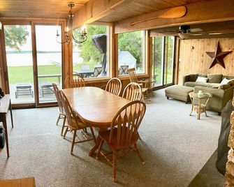 Heros Hideaway, private 1acre flat grassy yard, majestic sunsets - South Hero - Dining room