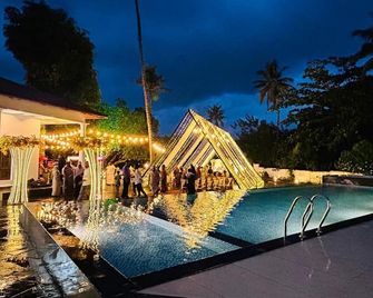 Lavilla Lake Resort And Restaurant - Perumanseri - Pool