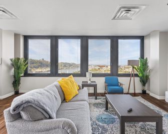 Sleek 2BR Downtown Retreat with Gym - Pittsburgh - Living room