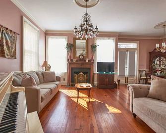 1876 Charming Victorian Home in Savannah's Famed Historic District - Savannah - Living room