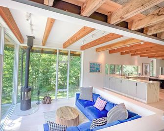 Stunning Modern Retreat Overlooking The Mad River - Warren - Living room