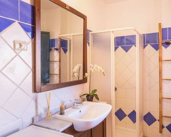 Romantic Bohemien apartment- private terrace - Porto Pino - Baño