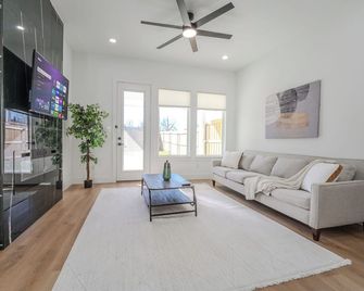 Modern 3br Townhome Near Downtown Dallas - Dallas - Living room