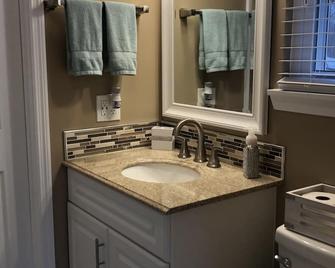 299 is 5 minutes from dam, with boat launch and tritoon boat for rent. - Jasper - Bathroom